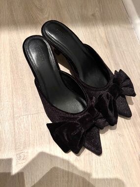 Forever 21 Velvet Bow Pointed Toe Kitten Heels